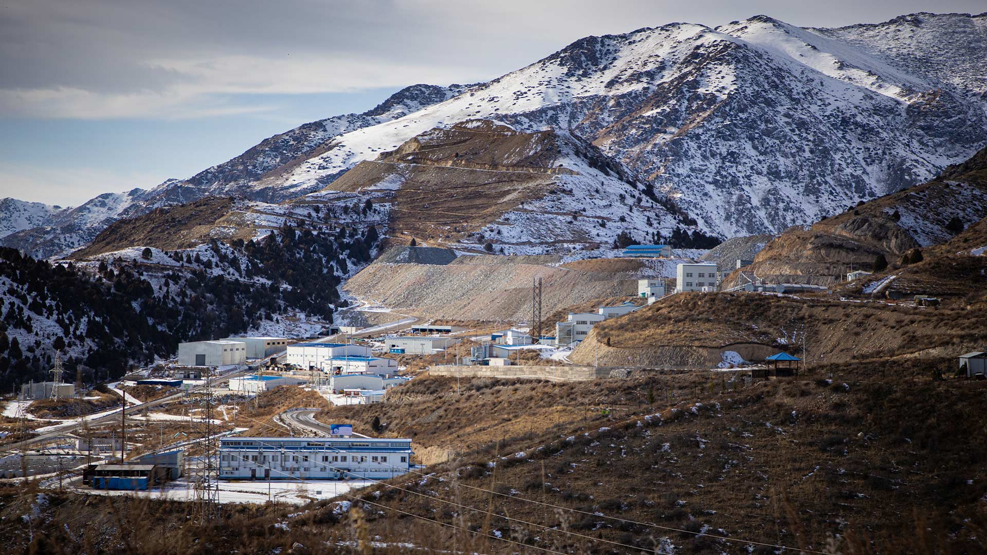 Кадр издалека, вид на горный городок.