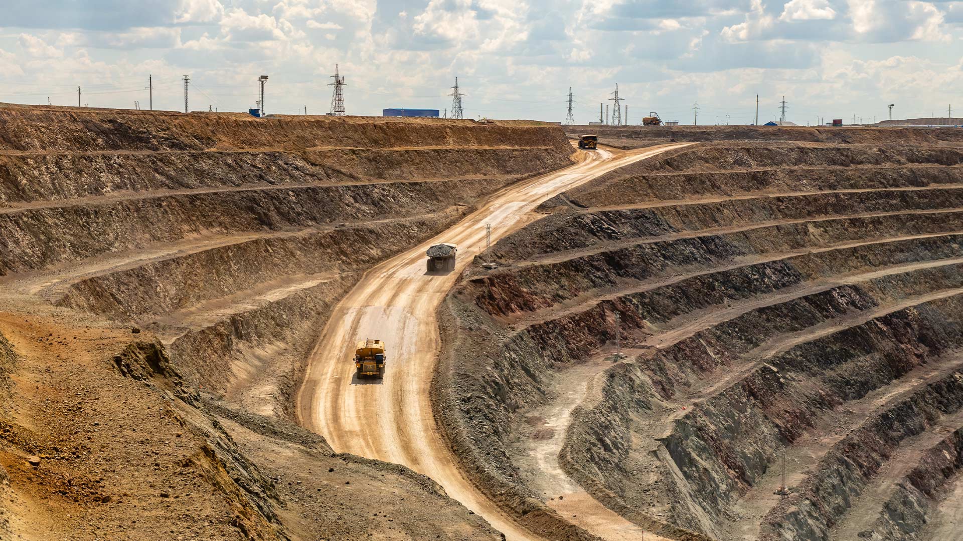 Орталық арқылы өтетін жолы бар көп деңгейлі ашық табиғи мыс кеніштері.