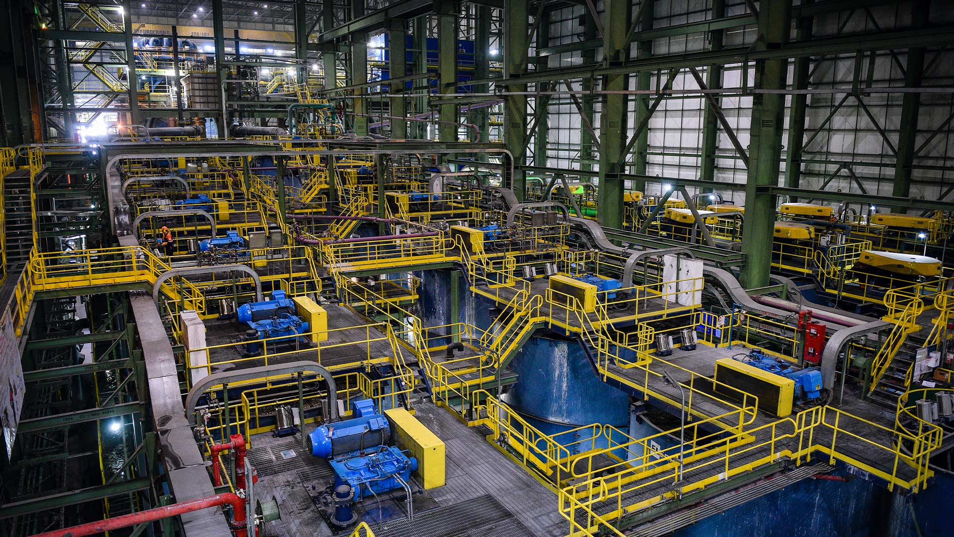 Большое складское здание с желтыми перилами.