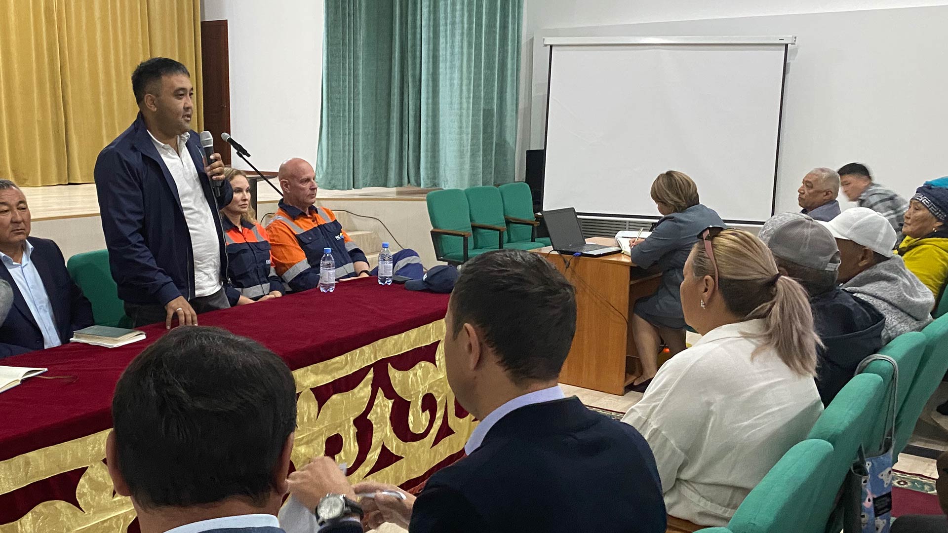 Отырған, араласқан көпшілікке тұрып, сөйлейтін адам.